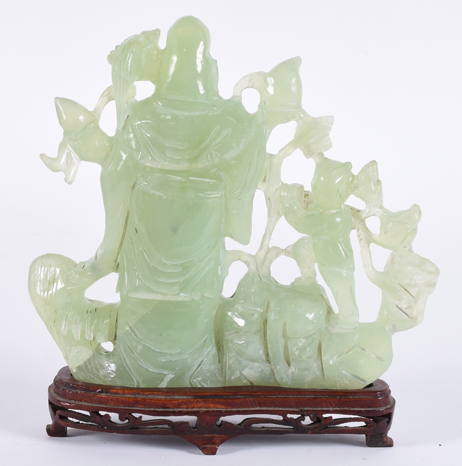 Escultura de jade representando sábio com criança, base de madeira. - foto 3 de 5