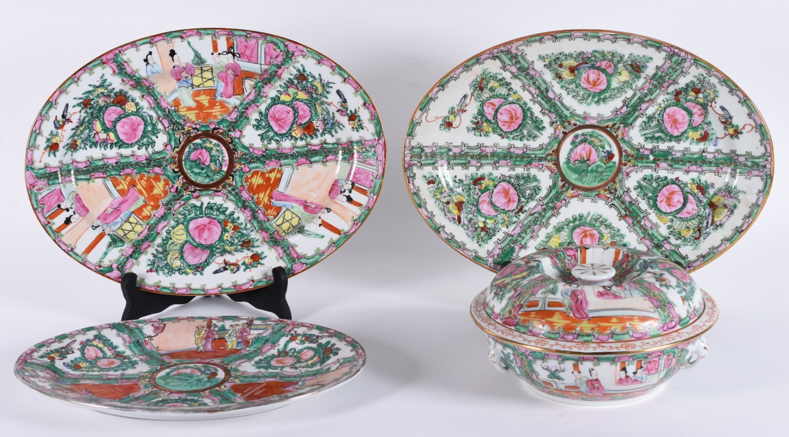 Três travessas e uma sopeira de porcelana oriental decoradas em tons... - foto 1 de 7