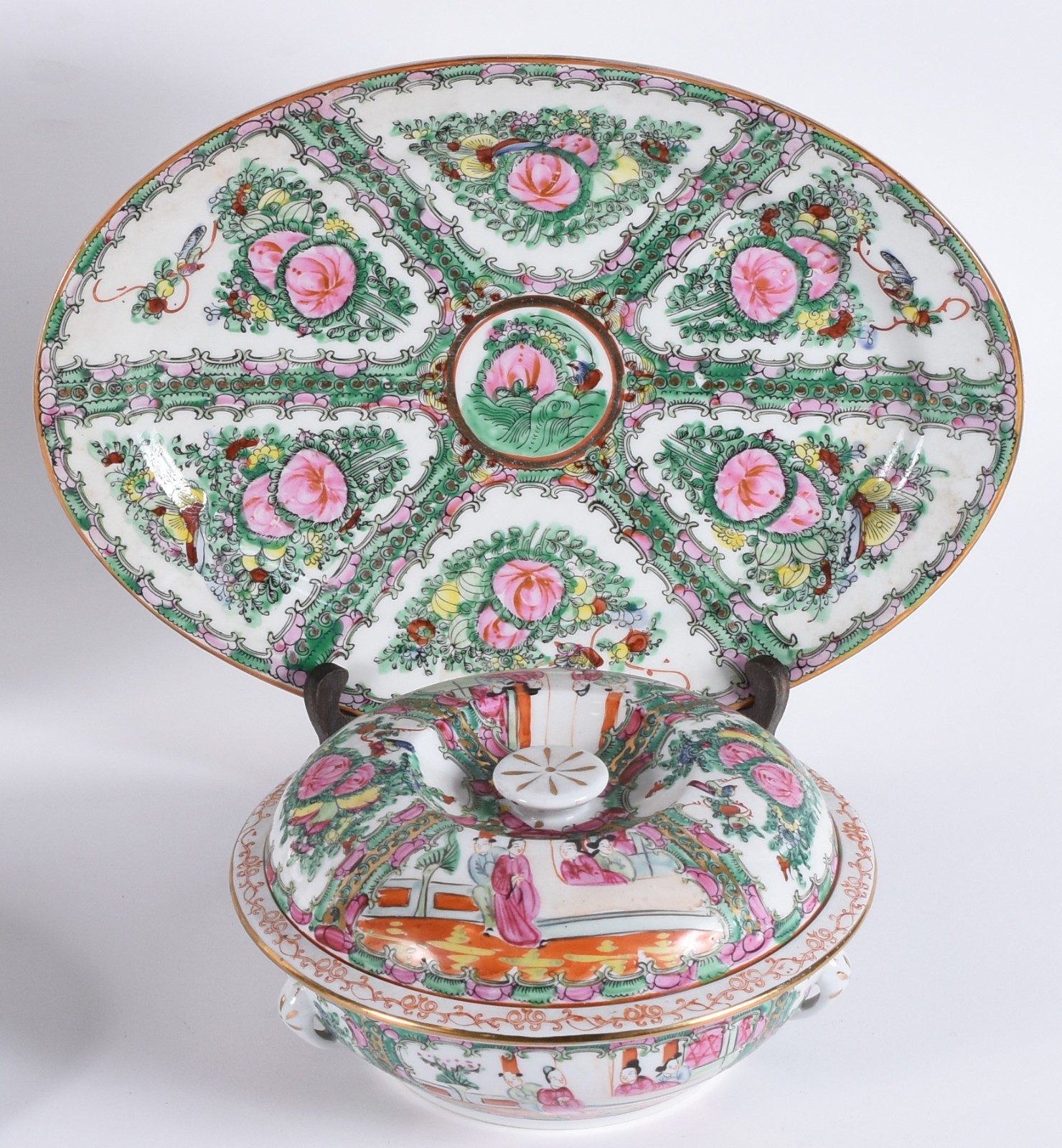 Três travessas e uma sopeira de porcelana oriental decoradas em tons... - foto 2 de 7