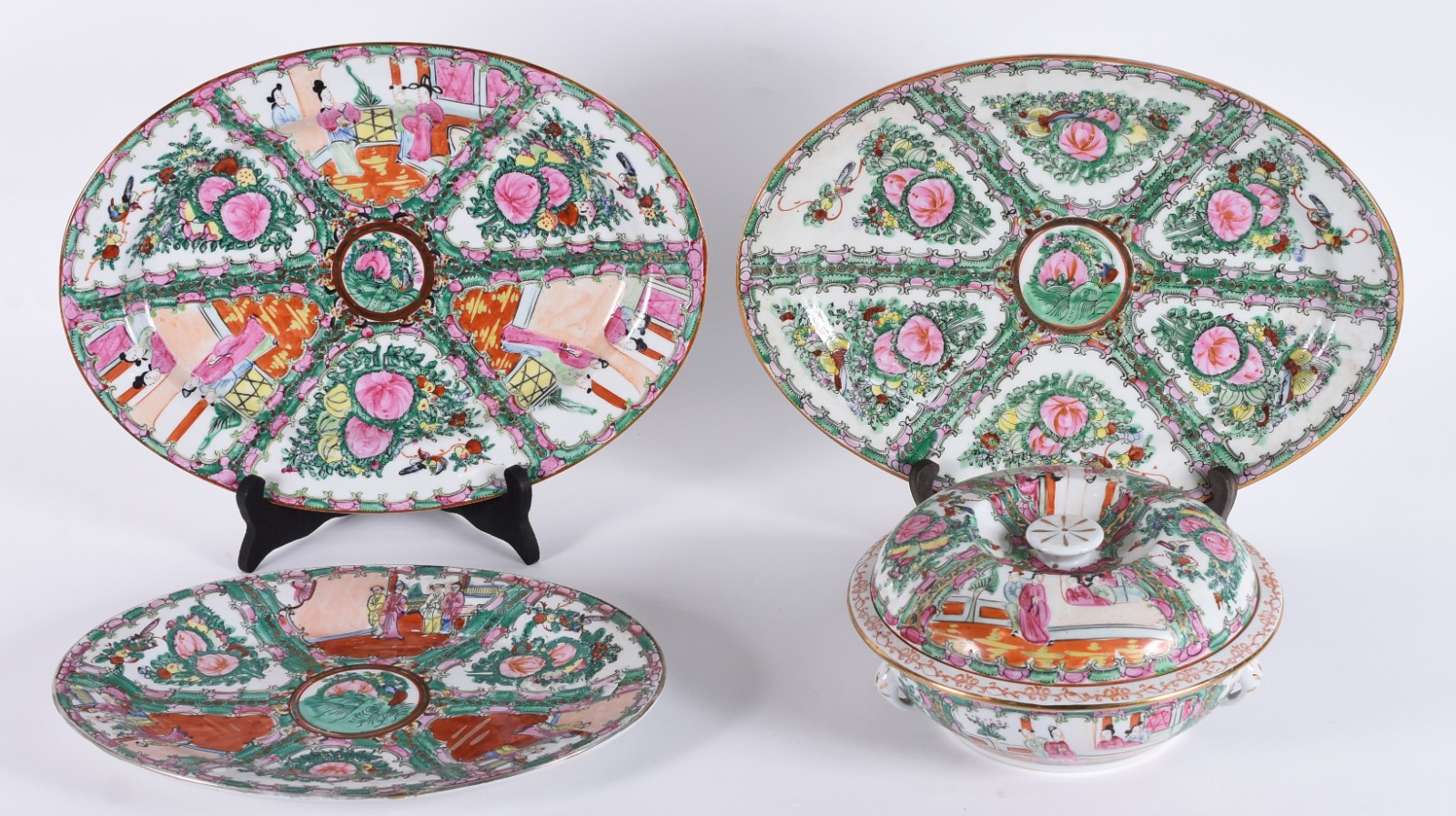 Três travessas e uma sopeira de porcelana oriental decoradas em tons... - foto 3 de 7