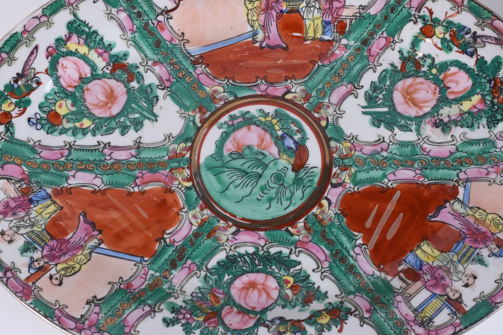 Três travessas e uma sopeira de porcelana oriental decoradas em tons... - foto 4 de 7