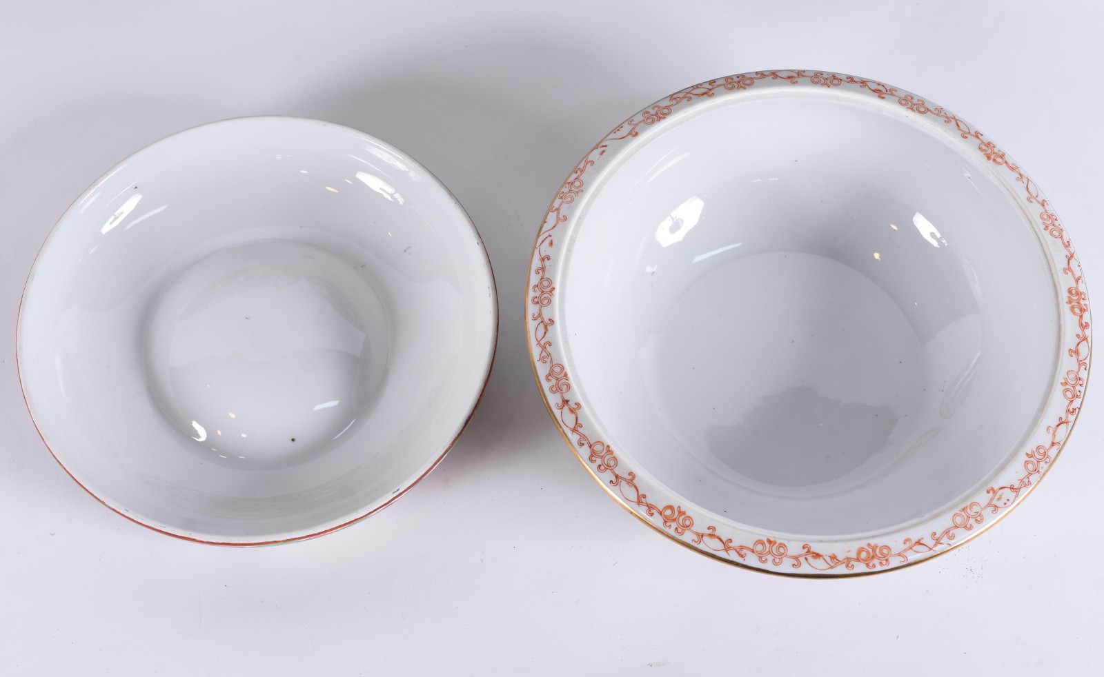 Três travessas e uma sopeira de porcelana oriental decoradas em tons... - foto 6 de 7