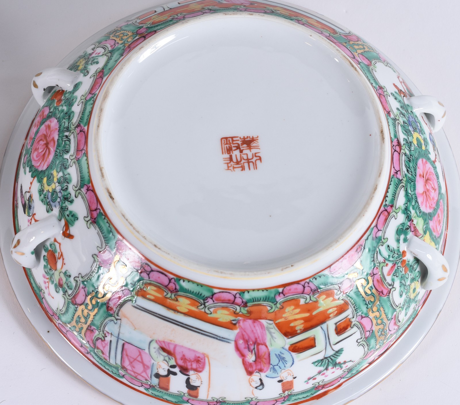 Três travessas e uma sopeira de porcelana oriental decoradas em tons... - foto 7 de 7