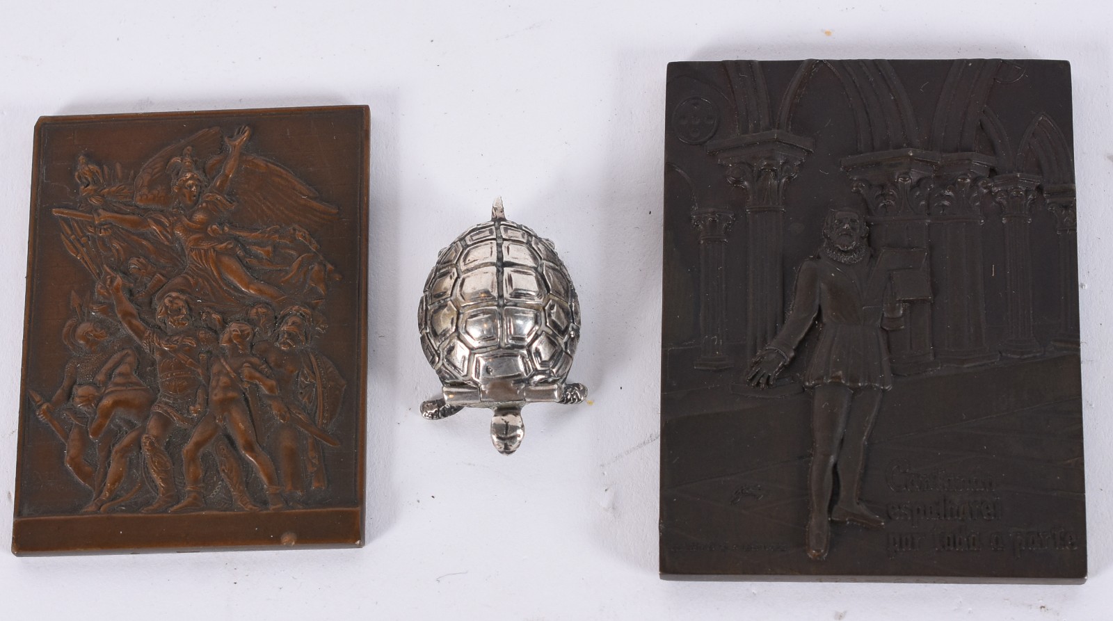 Três peças diversas, sendo 2 placas de bronze com figuras em relevo e... - foto 1 de 7