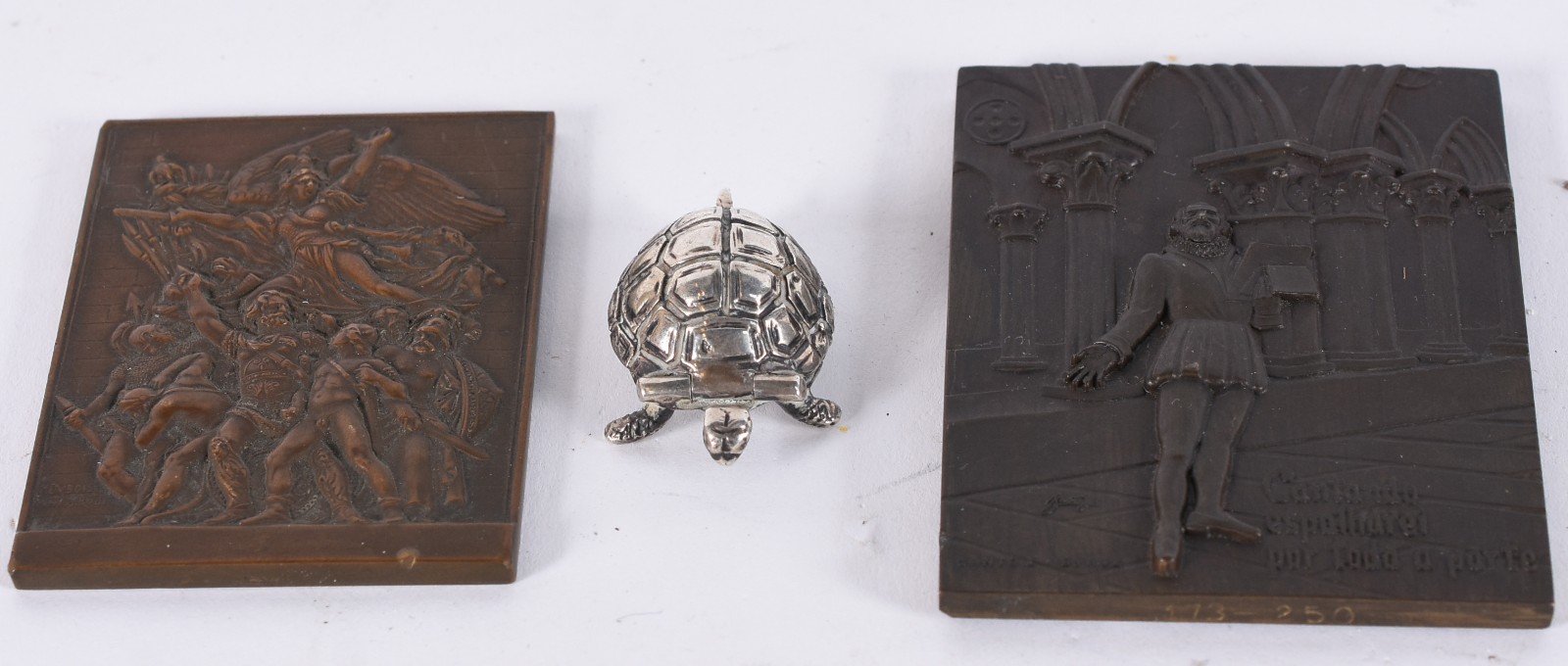 Três peças diversas, sendo 2 placas de bronze com figuras em relevo e... - foto 2 de 7