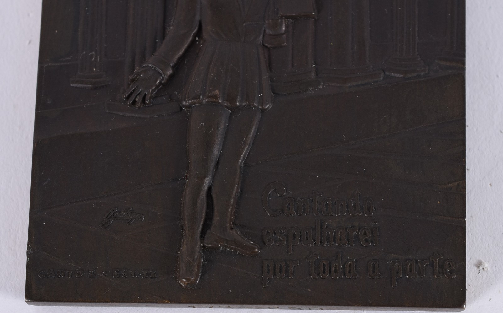 Três peças diversas, sendo 2 placas de bronze com figuras em relevo e... - foto 3 de 7