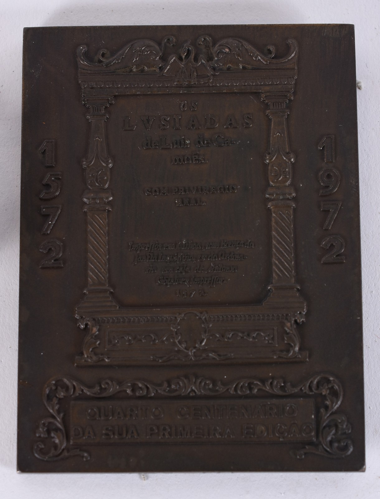 Três peças diversas, sendo 2 placas de bronze com figuras em relevo e... - foto 4 de 7