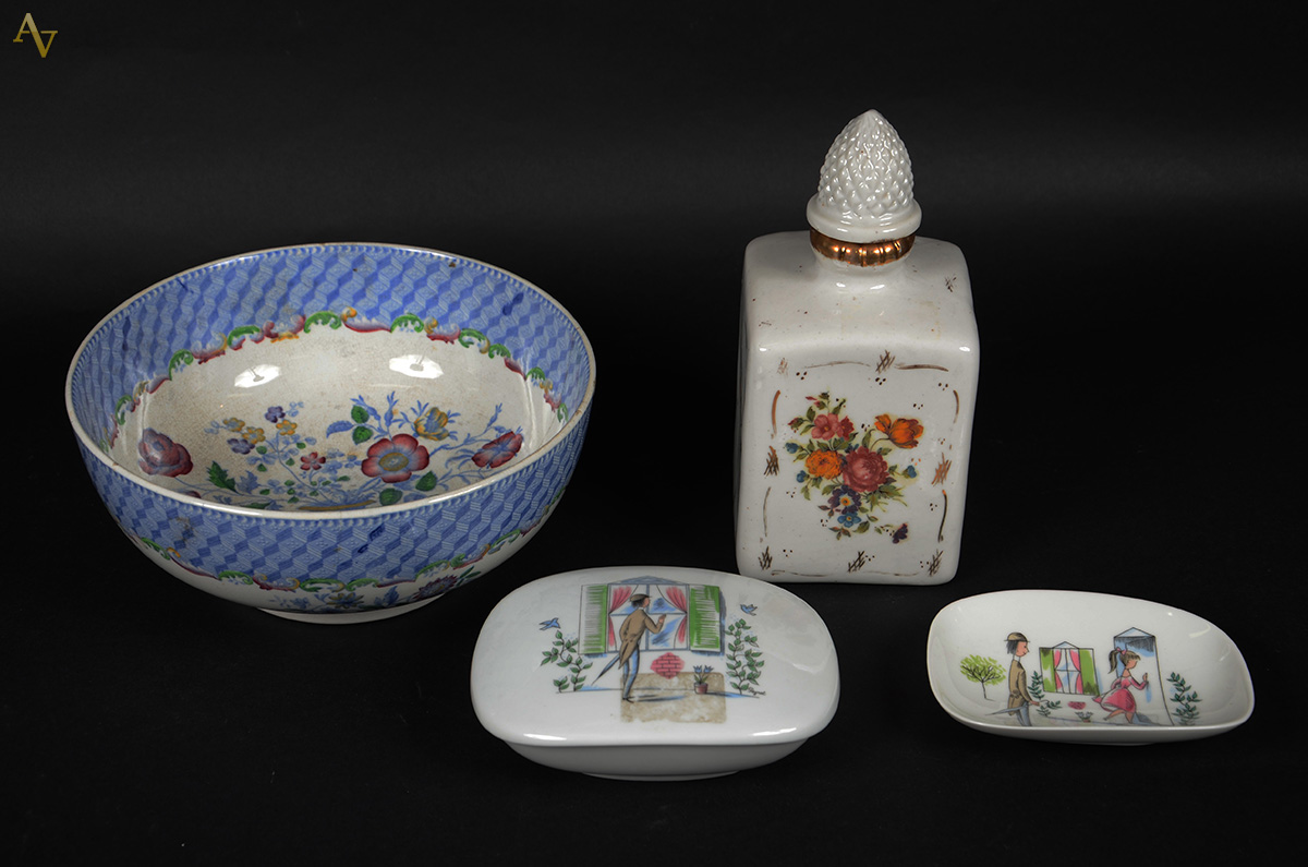 Diversas peças em porcelana, sendo: Garrafa quadrada em porcelana... - foto 1 de 2