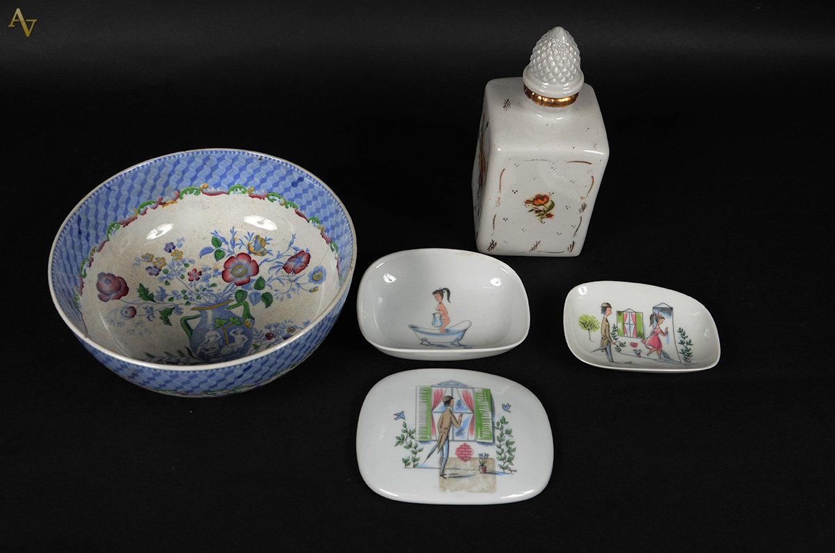 Diversas peças em porcelana, sendo: Garrafa quadrada em porcelana... - foto 2 de 2