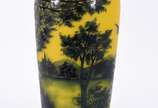 Loetz (1836-1939),  - Vaso de pasta de vidro francesa decorado com paisagens e pássaros em tons de verde sobre fundo amarelo, assinado.