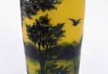 Loetz (1836-1939),  - Vaso de pasta de vidro francesa decorado com paisagens e pássaros em tons de verde sobre fundo amarelo, assinado.