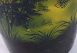 Loetz (1836-1939),  - Vaso de pasta de vidro francesa decorado com paisagens e pássaros em tons de verde sobre fundo amarelo, assinado.