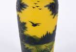 Loetz (1836-1939),  - Vaso de pasta de vidro francesa decorado com paisagens e pássaros em tons de verde sobre fundo amarelo, assinado.
