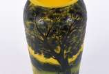 Loetz (1836-1939),  - Vaso de pasta de vidro francesa decorado com paisagens e pássaros em tons de verde sobre fundo amarelo, assinado.