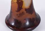 Émile Gallé (1846-1904),  - Magnífico vaso de pasta de vidro acidado francês, decoração Art Nouveau com cachos de uvas e folhas de videira nas cores âmbar, marrom e rosado degrad
