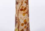 Émile Gallé (1846-1904),  - Magnífico vaso de pasta de vidro acidado francês, decoração Art Nouveau com cachos de uvas e folhas de videira nas cores âmbar, marrom e rosado degrad