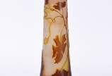 Émile Gallé (1846-1904),  - Magnífico vaso de pasta de vidro acidado francês, decoração Art Nouveau com cachos de uvas e folhas de videira nas cores âmbar, marrom e rosado degrad