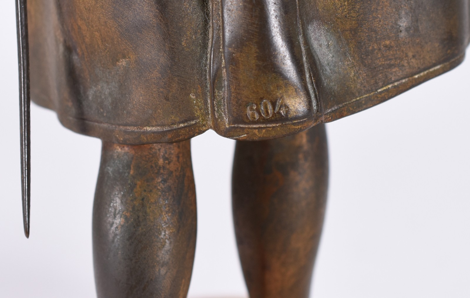 Escultura de bronze e marfim representando "Duque". - foto 5 de 6
