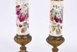 Par de vasos de faiança floral com policromia, ... - Par de vasos de faiança floral com policromia, guarnição de metal dourado.