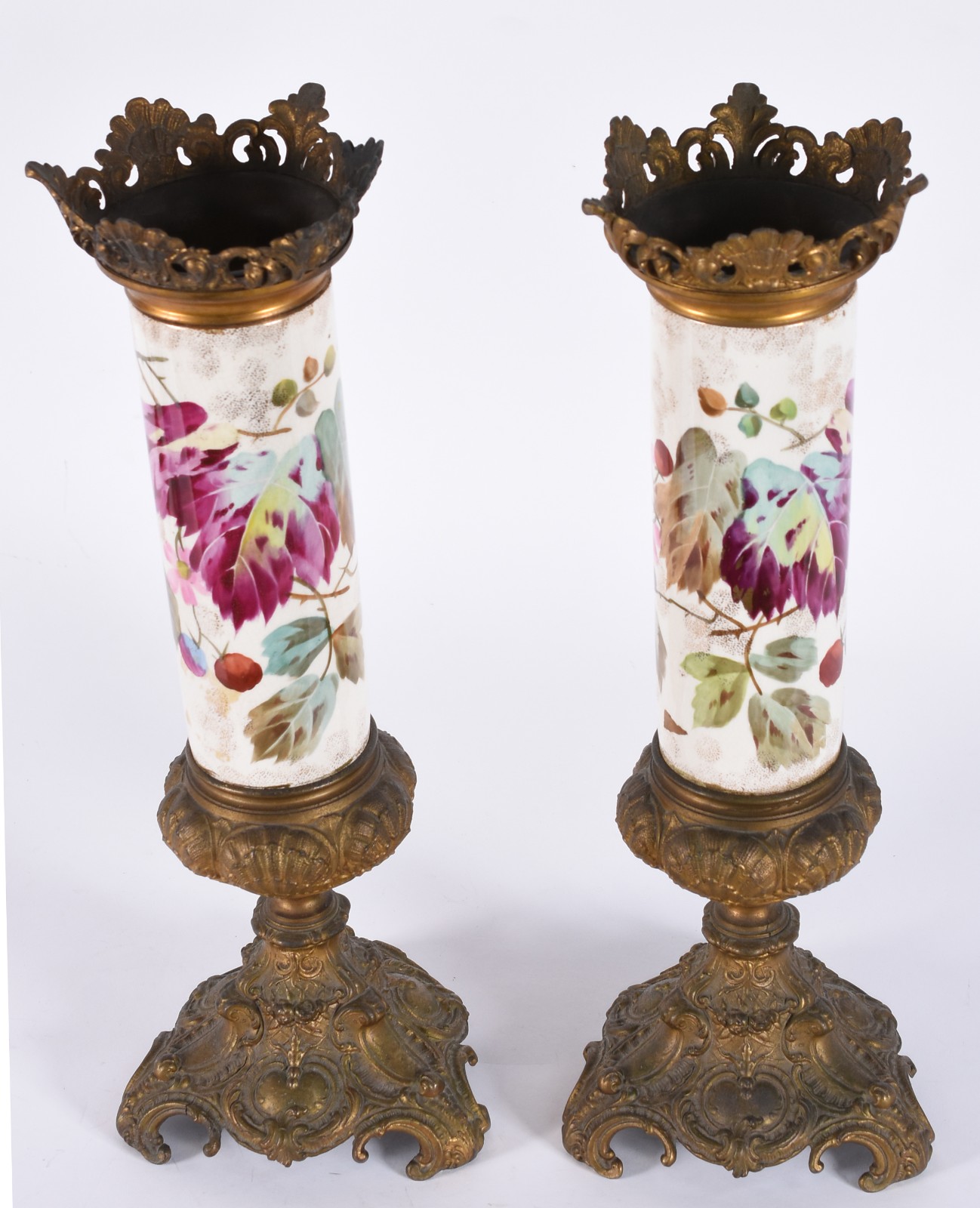Par de vasos de faiança floral com policromia, guarnição de metal... - foto 2 de 5