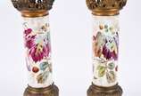 Par de vasos de faiança floral com policromia, ... - Par de vasos de faiança floral com policromia, guarnição de metal dourado.