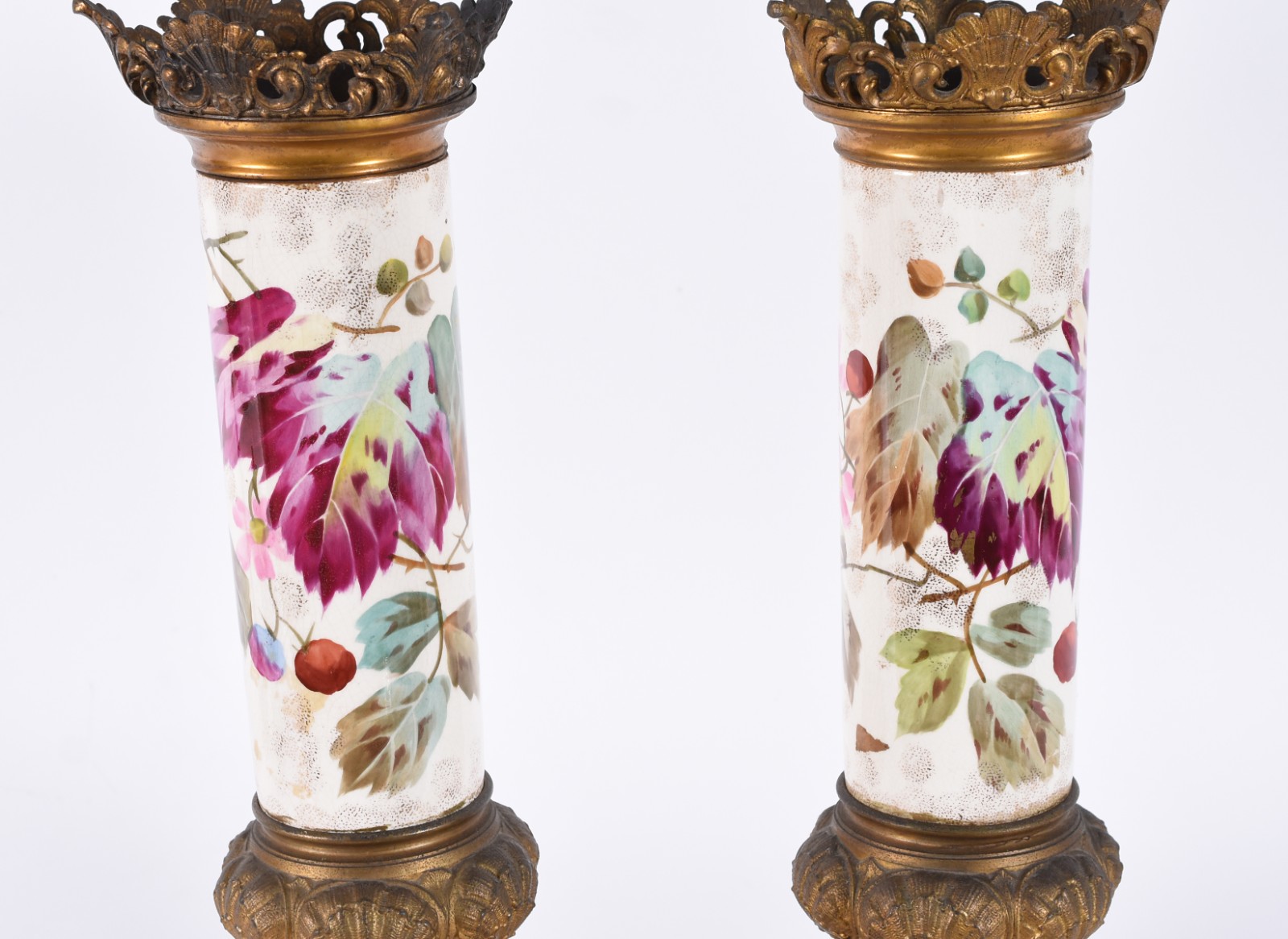Par de vasos de faiança floral com policromia, guarnição de metal... - foto 3 de 5