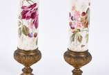 Par de vasos de faiança floral com policromia, ... - Par de vasos de faiança floral com policromia, guarnição de metal dourado.