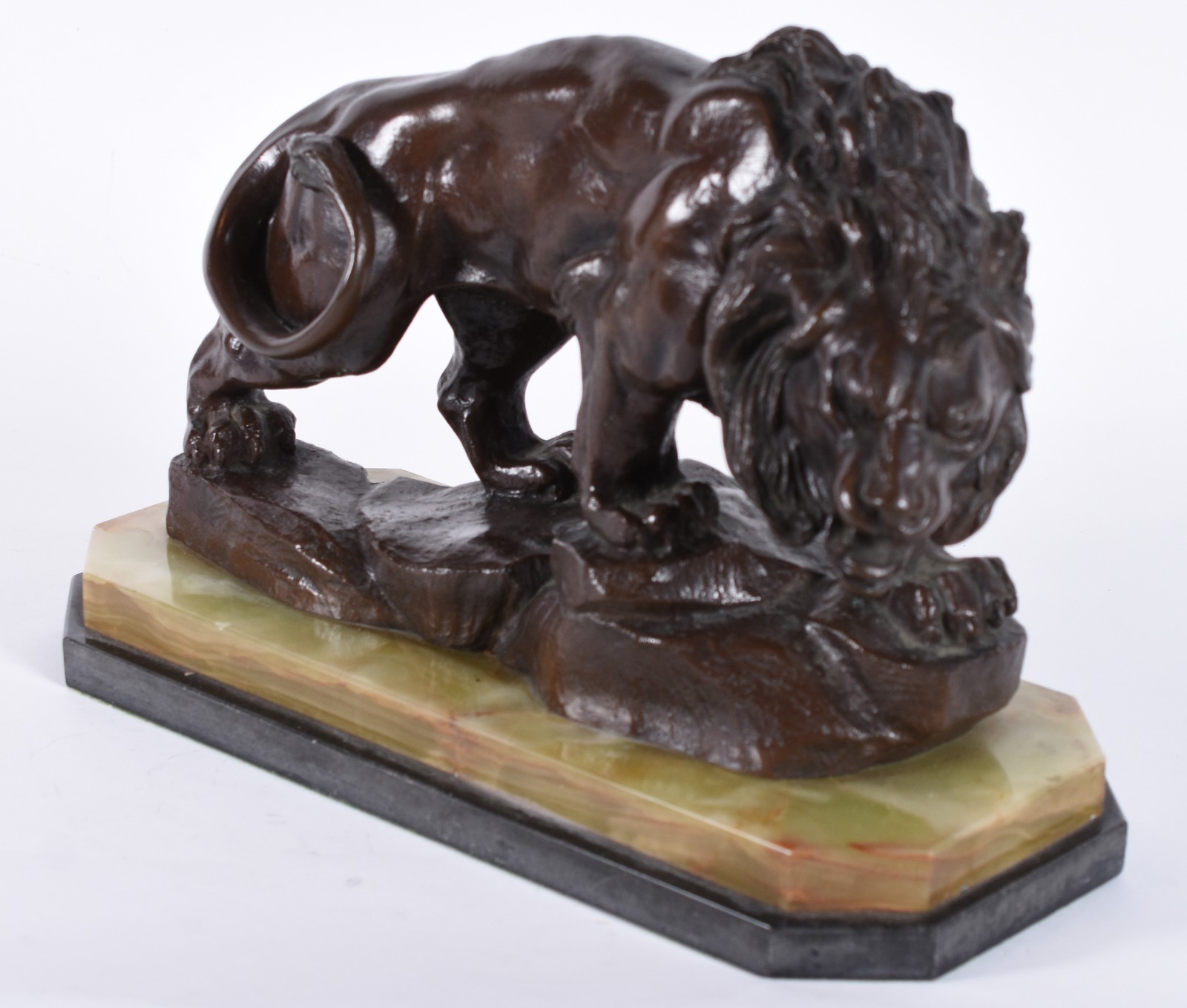 Imponente escultura de bronze patinado representando Leão, base de... - foto 1 de 6