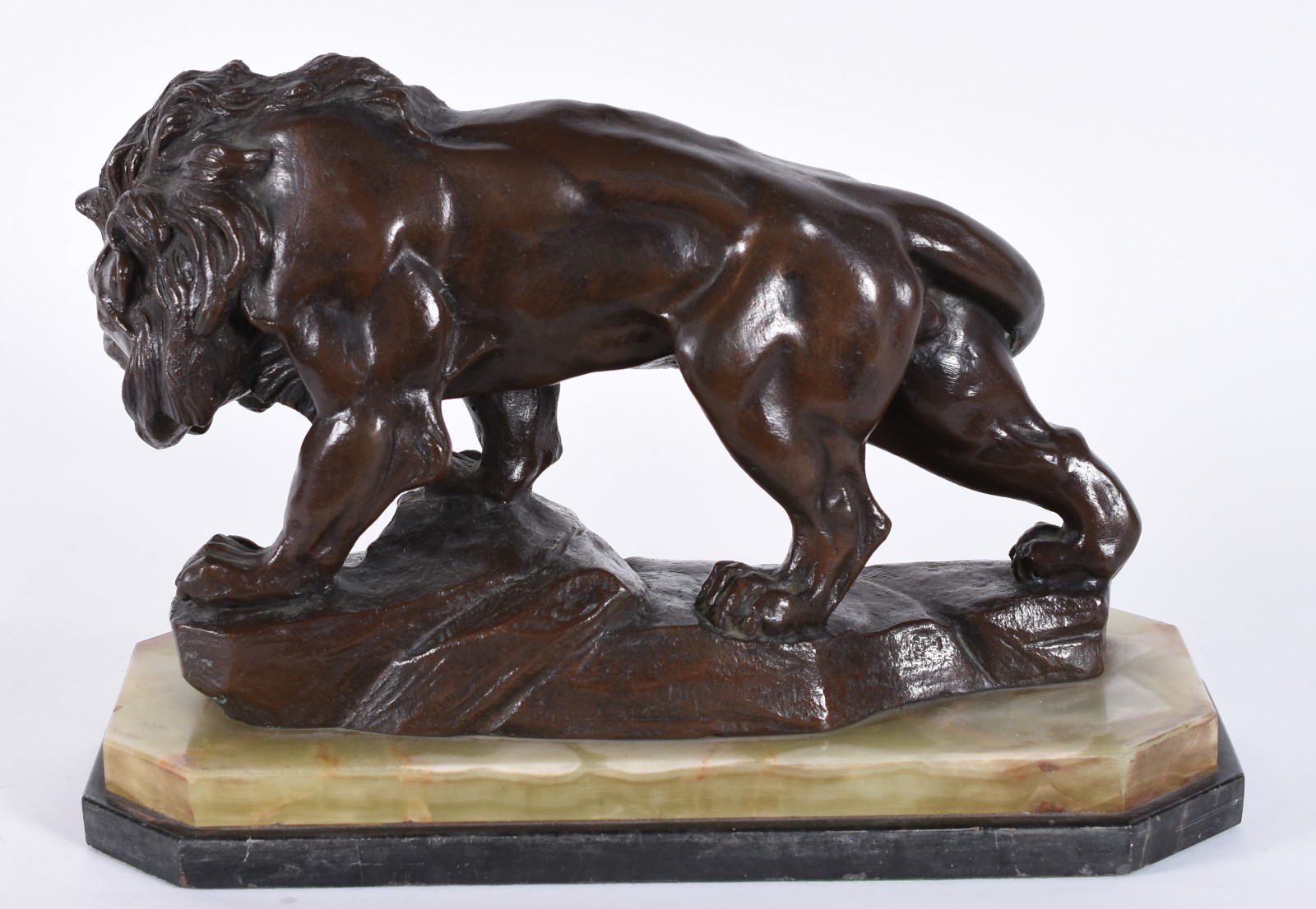 Imponente escultura de bronze patinado representando Leão, base de... - foto 4 de 6