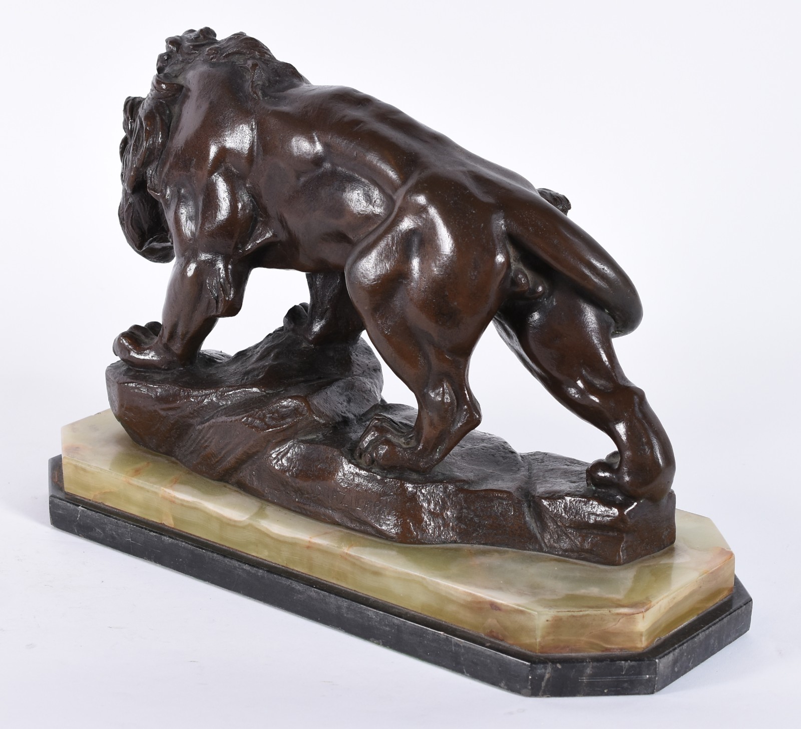 Imponente escultura de bronze patinado representando Leão, base de... - foto 6 de 6
