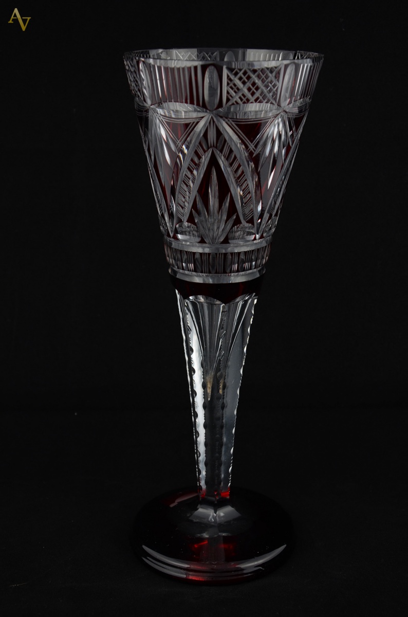 Fruteira no feitio de grande taça de cristal lapidado double vermelho...