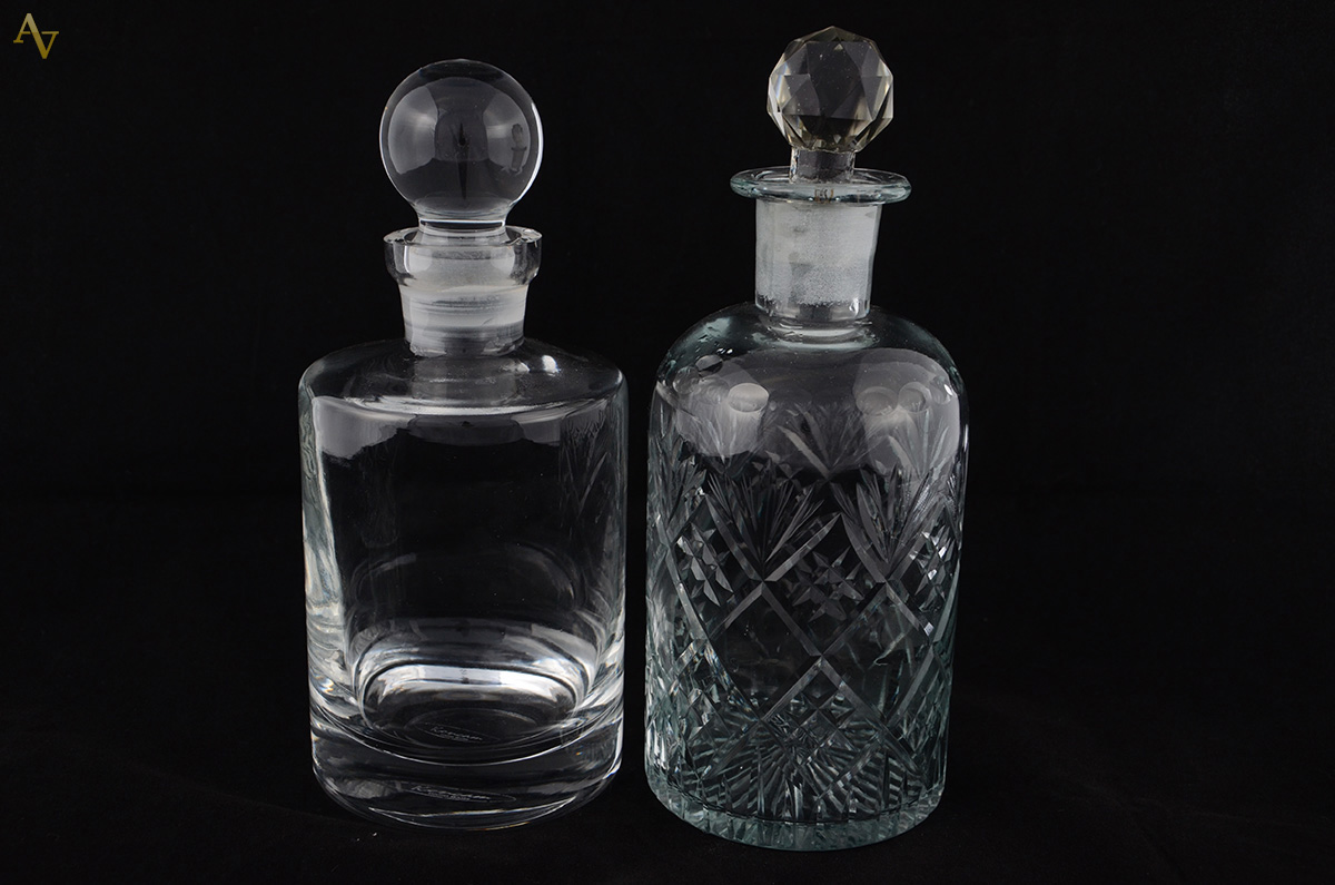 Duas garrafas redondas em demi cristal. Alt. 25 e 26 cm
