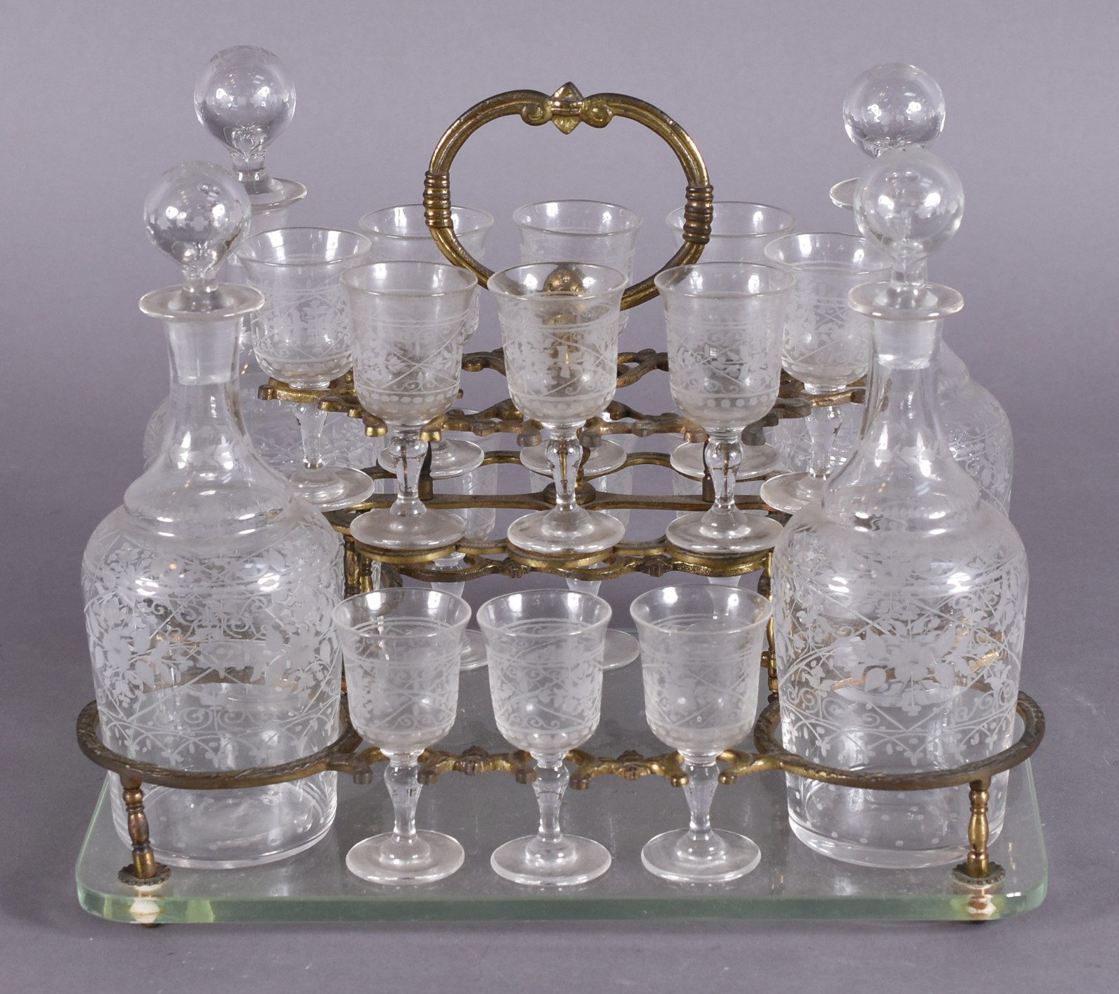 Conjunto com 4 licoreiras e 14 cálices de cristal europeu lavrados... - foto 1 de 7