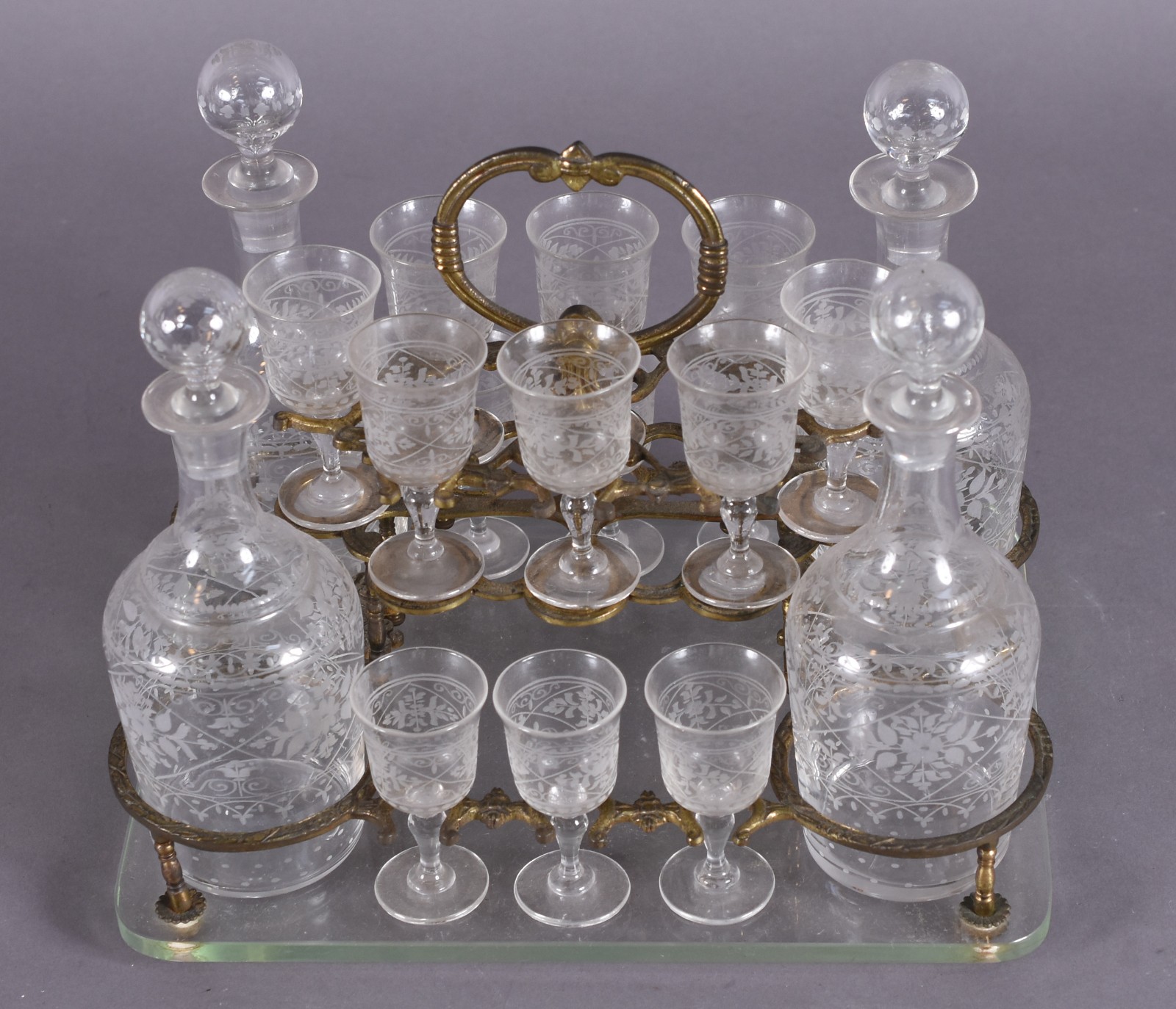 Conjunto com 4 licoreiras e 14 cálices de cristal europeu lavrados... - foto 2 de 7