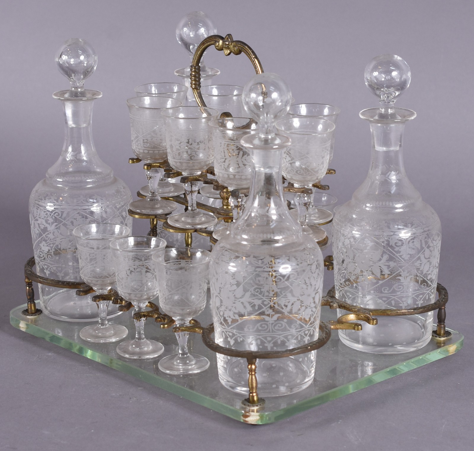 Conjunto com 4 licoreiras e 14 cálices de cristal europeu lavrados... - foto 3 de 7