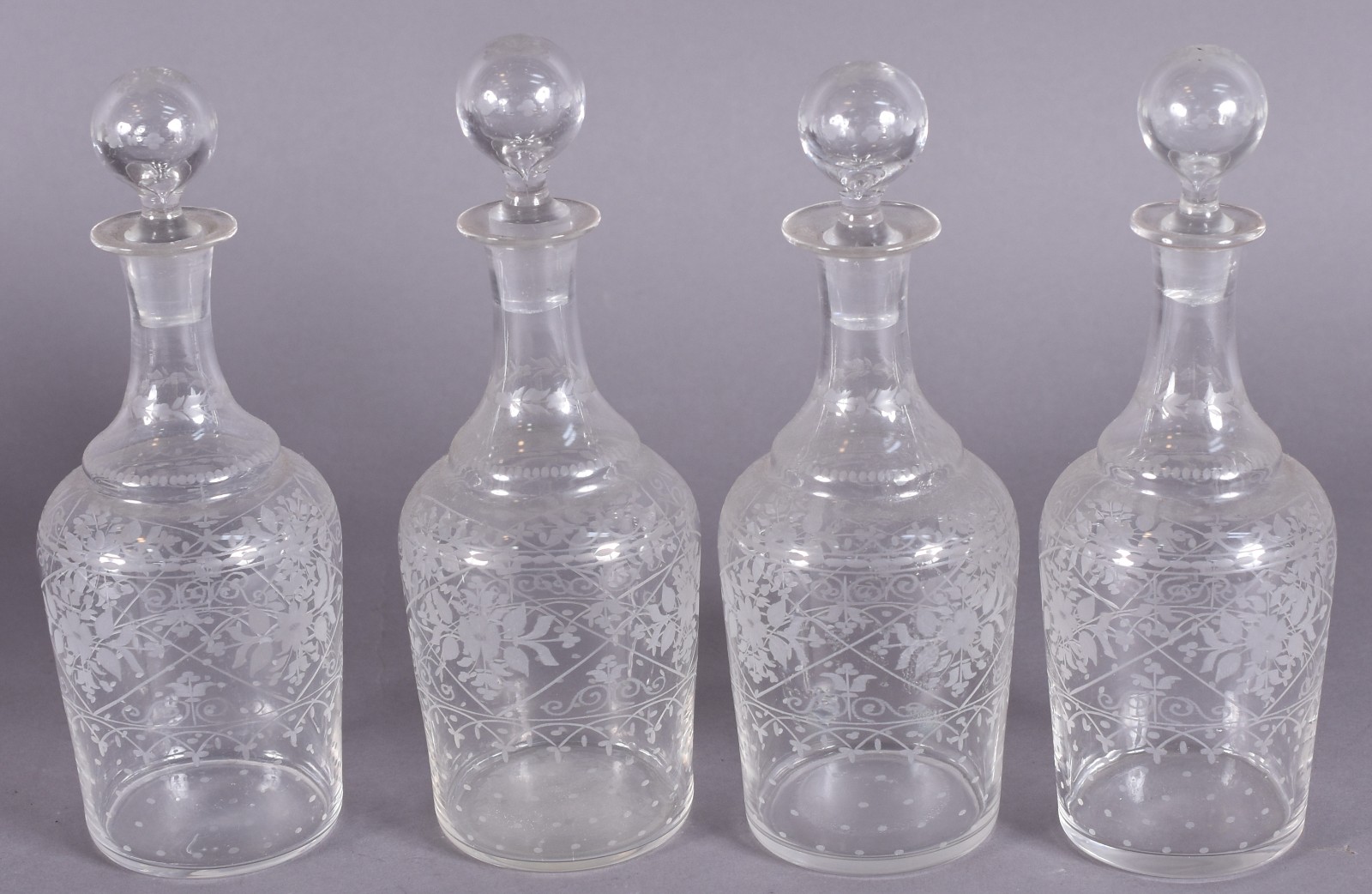 Conjunto com 4 licoreiras e 14 cálices de cristal europeu lavrados... - foto 4 de 7