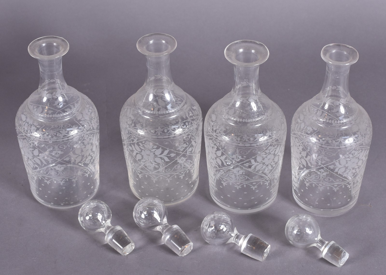 Conjunto com 4 licoreiras e 14 cálices de cristal europeu lavrados... - foto 5 de 7