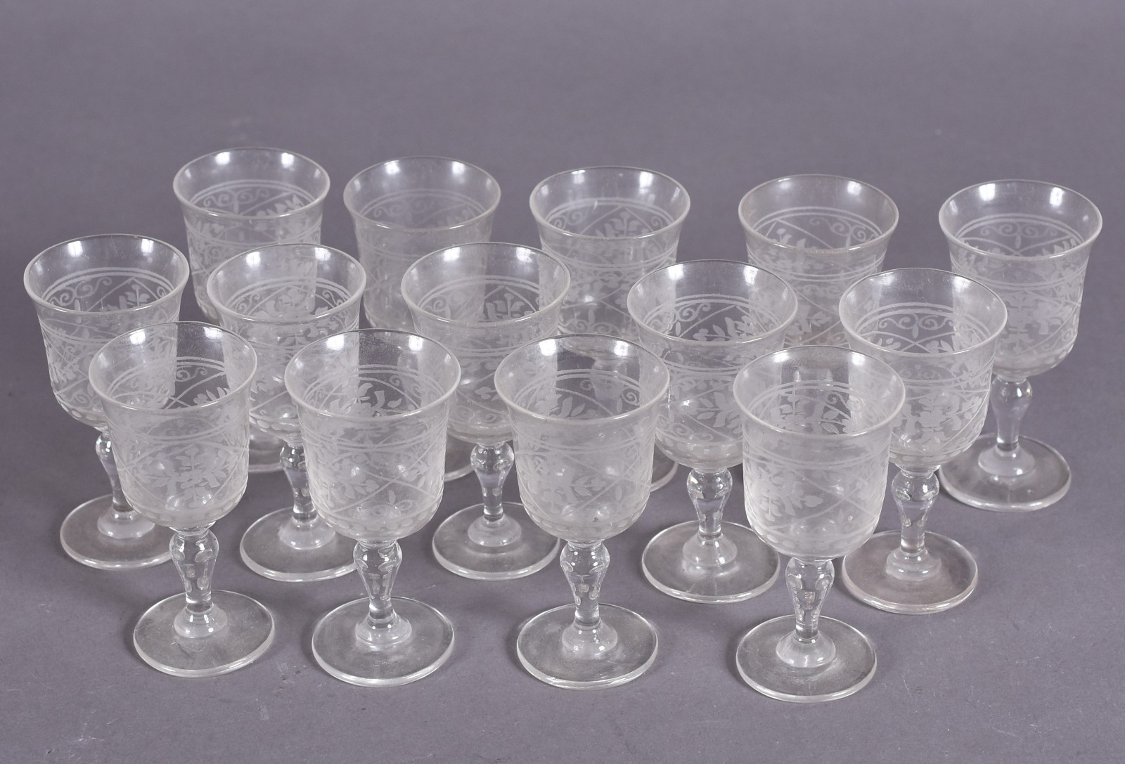 Conjunto com 4 licoreiras e 14 cálices de cristal europeu lavrados... - foto 6 de 7