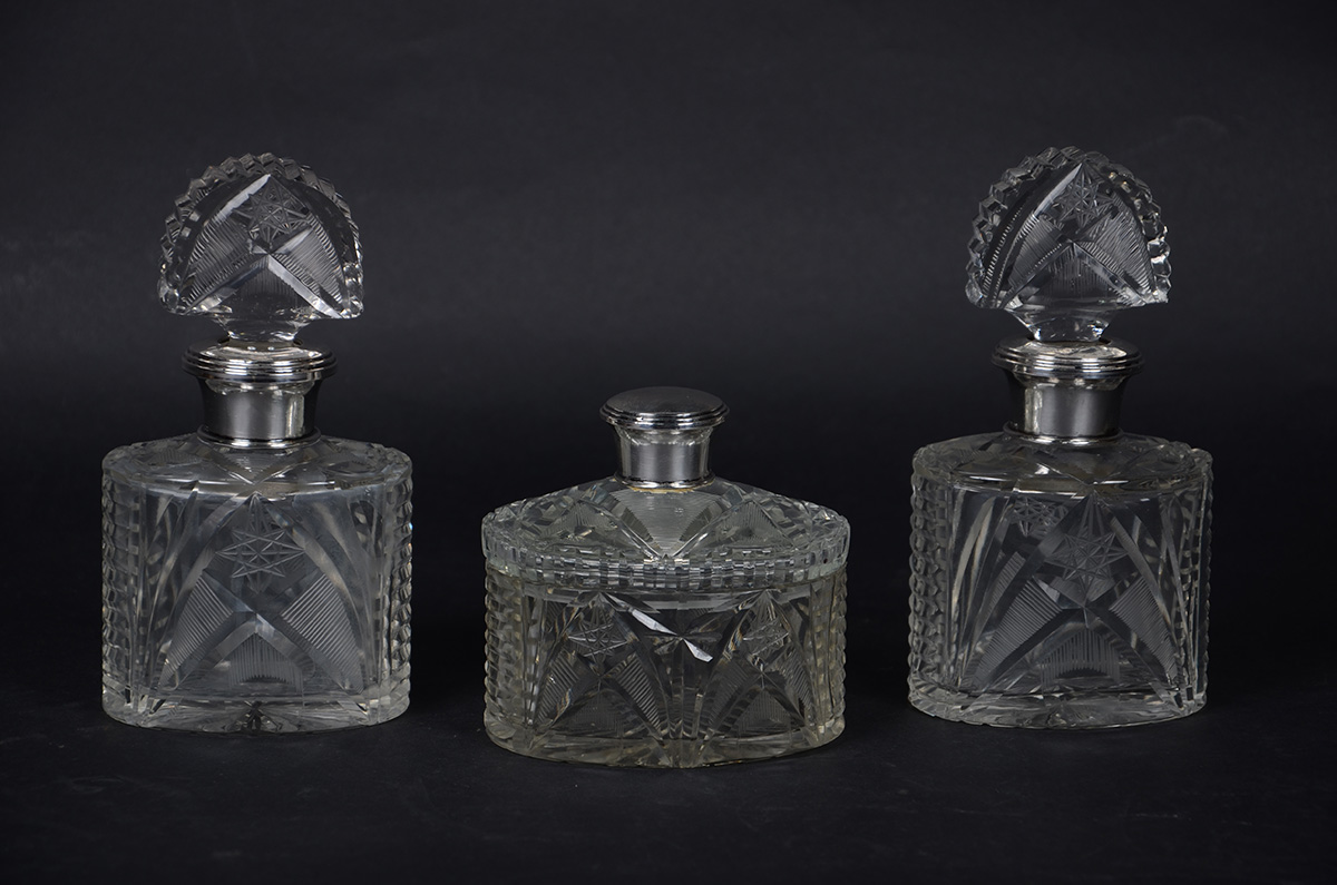 Conjunto em cristal constando de dois perfumeiros (Alt. 17 cm) e...