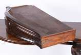 Console de madeira nobre estilo Beranger, Perna... - Console de madeira nobre estilo Beranger, Pernambuco, século XIX, tampo recortado e apoiado em quatro pernas recurvas unidas na parte inferior p...