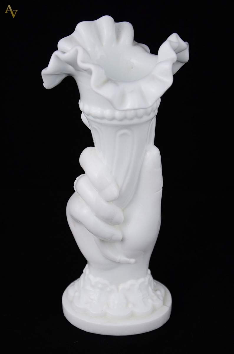 Jarra portuguesa em milk glass em forma de mão segurando cornucópia... - foto 1 de 2