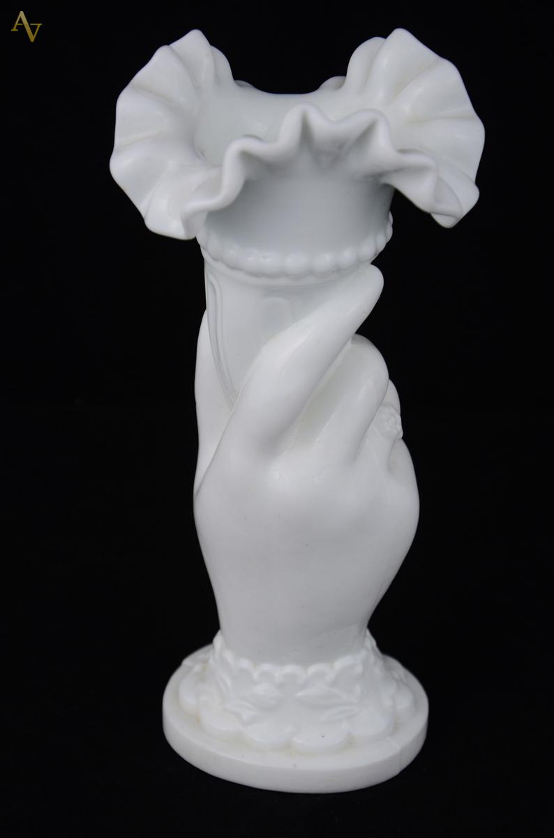 Jarra portuguesa em milk glass em forma de mão segurando cornucópia... - foto 2 de 2