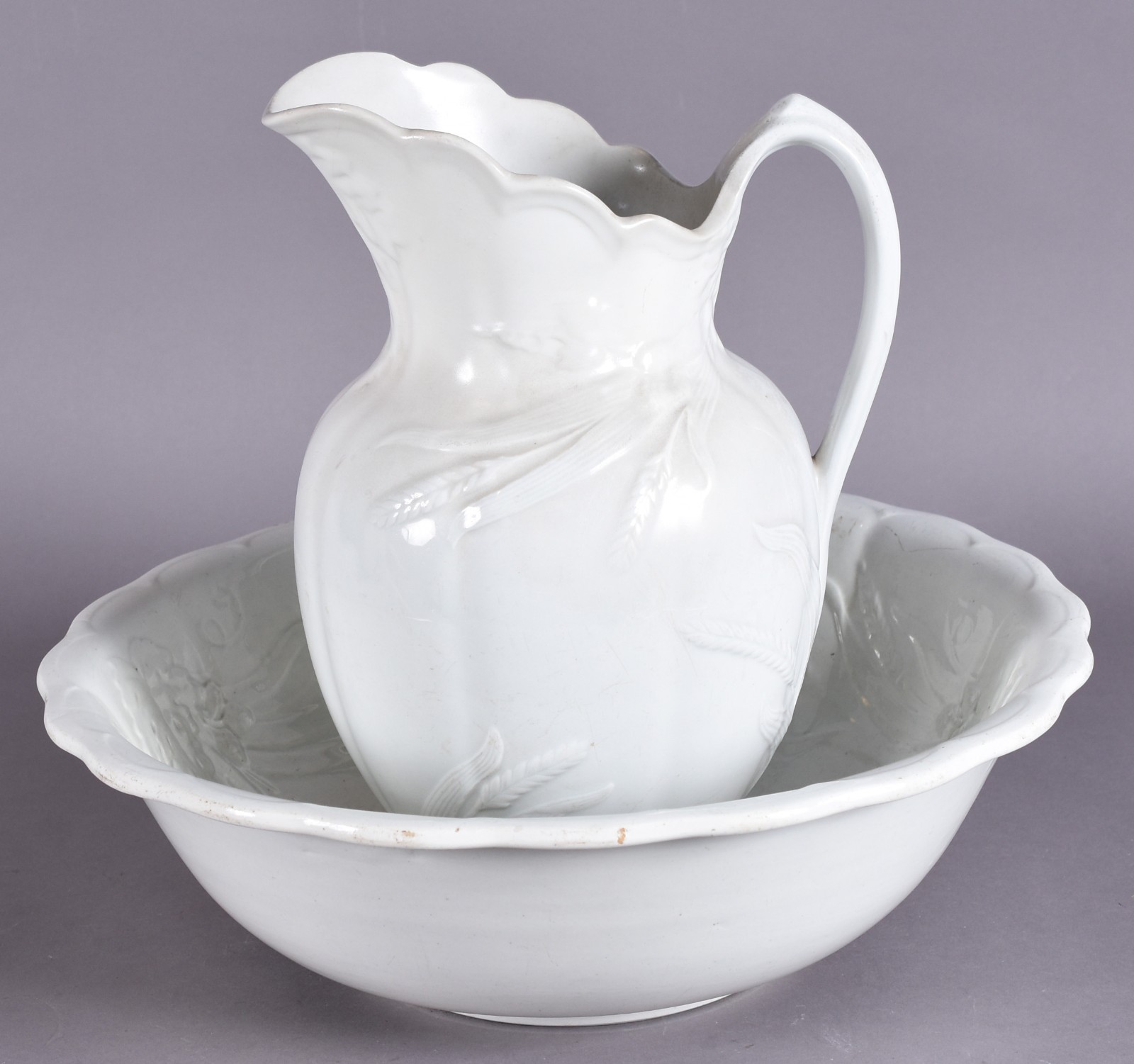 Gomil e bacia de porcelana inglesa branca J & G Meakin, gomil com... - foto 1 de 9