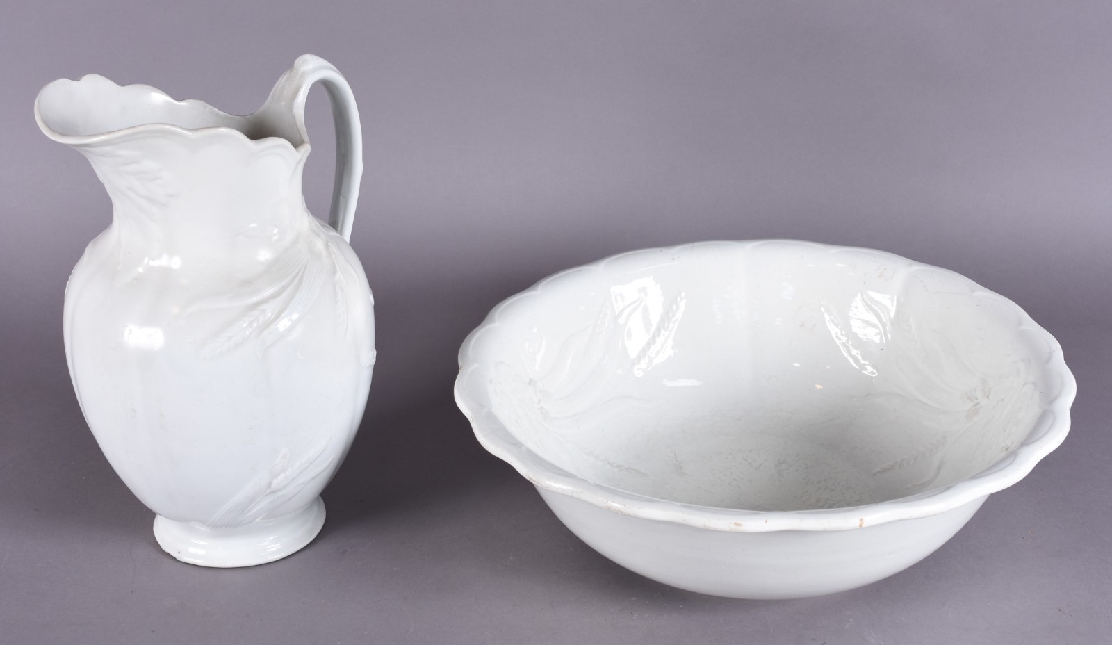 Gomil e bacia de porcelana inglesa branca J & G Meakin, gomil com... - foto 2 de 9
