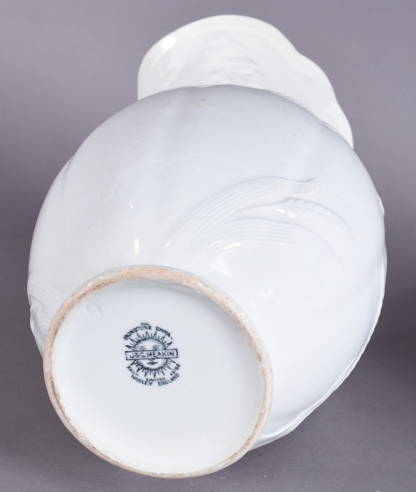 Gomil e bacia de porcelana inglesa branca J & G Meakin, gomil com... - foto 6 de 9