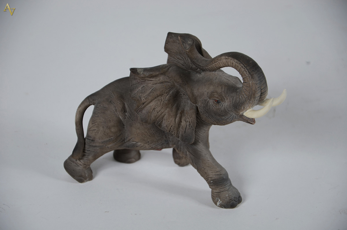 Escultura rep. Elefante em Biscuit Europeu marcado e numerado na... - foto 1 de 2