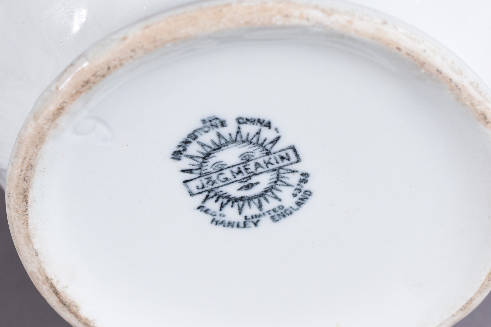Gomil e bacia de porcelana inglesa branca J & G Meakin, gomil com... - foto 9 de 9