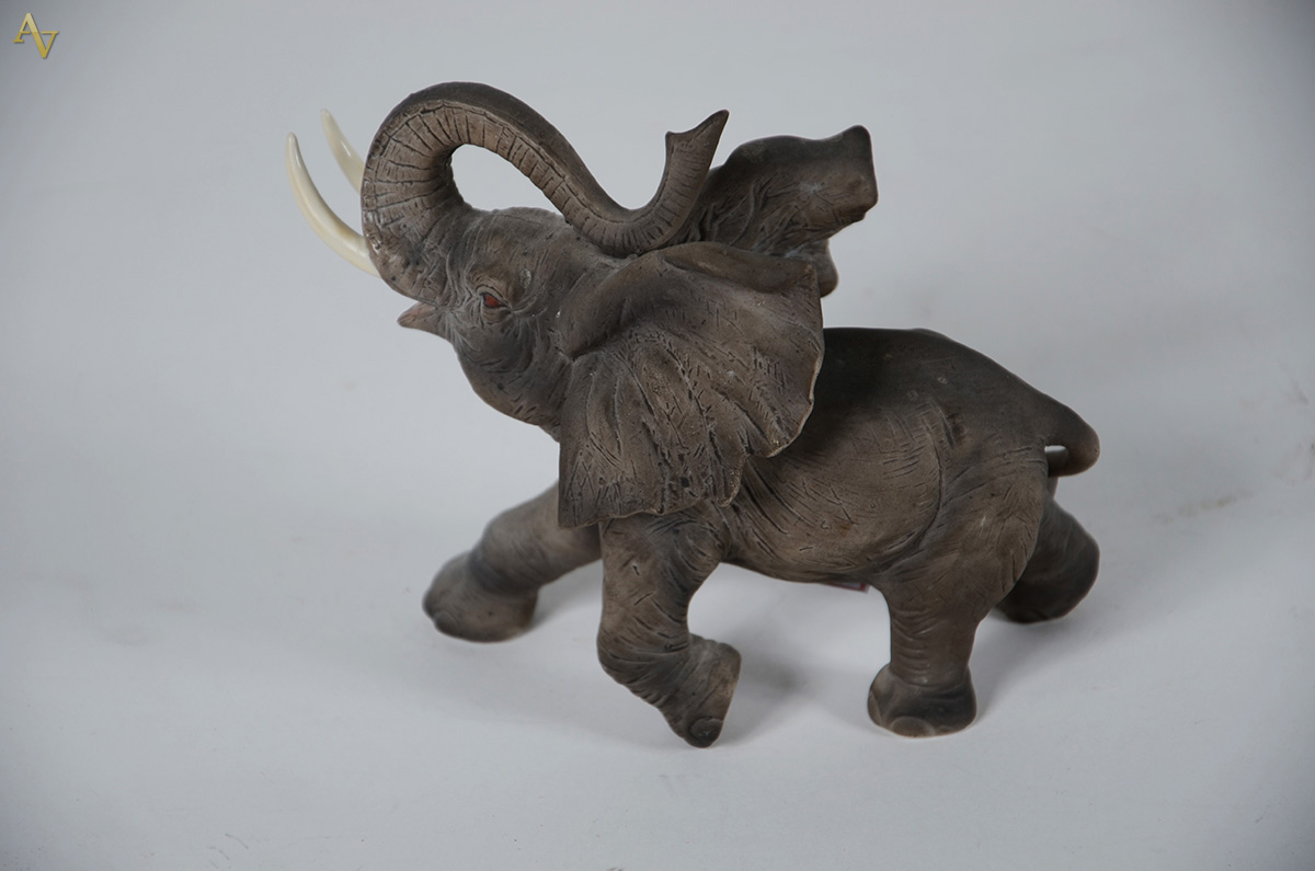Escultura rep. Elefante em Biscuit Europeu marcado e numerado na... - foto 2 de 2