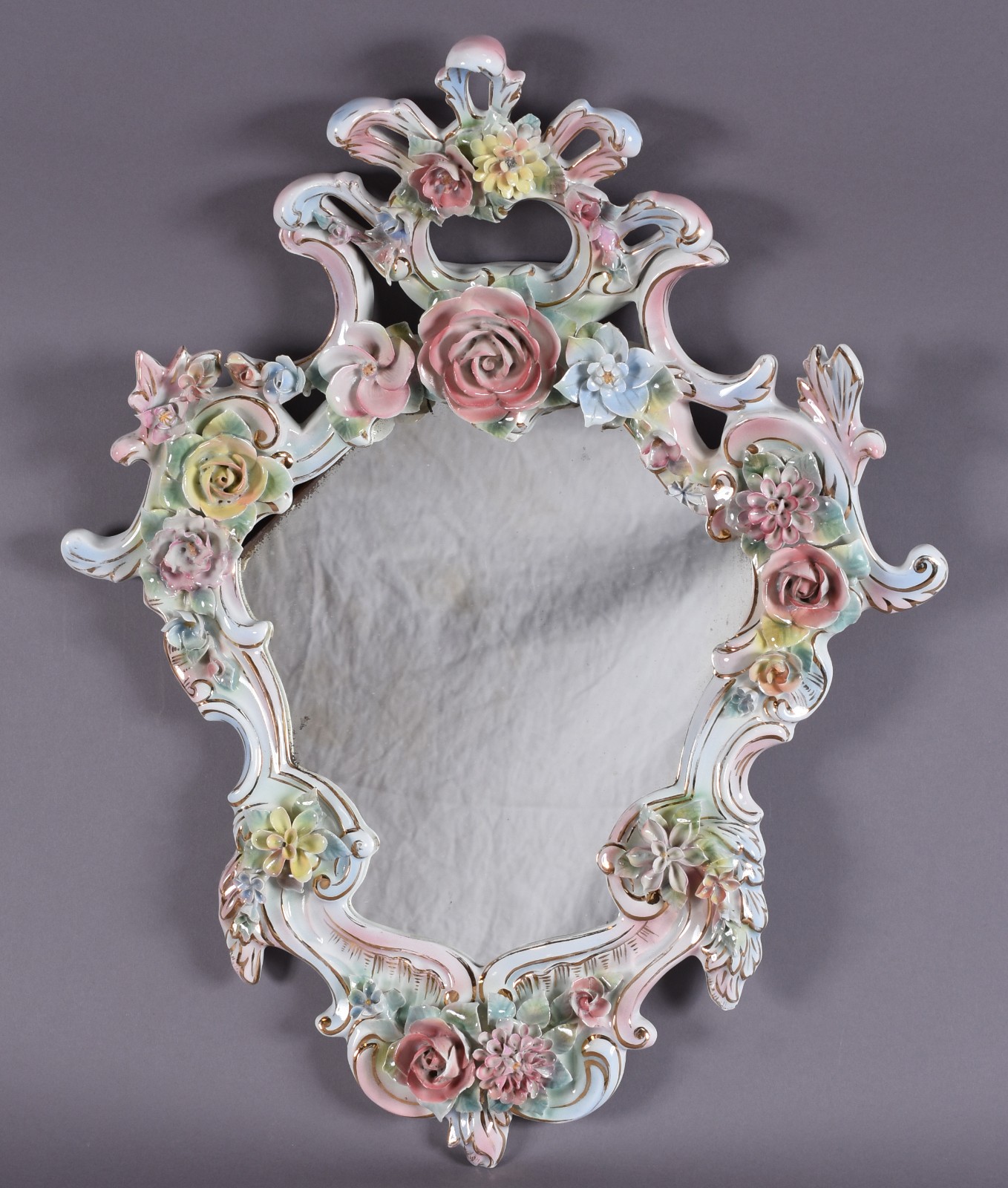 Espelho com moldura de porcelana decorada com flores em relevo e... - foto 1 de 5