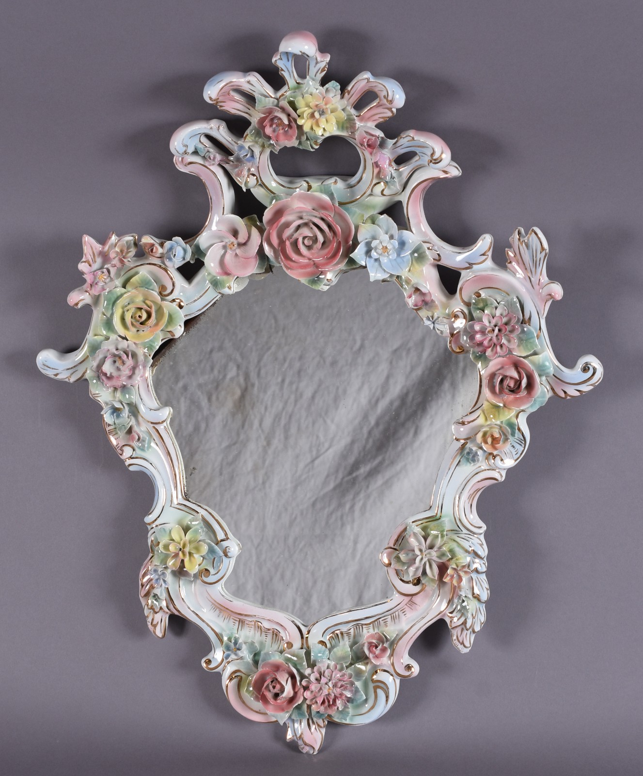 Espelho com moldura de porcelana decorada com flores em relevo e... - foto 3 de 5